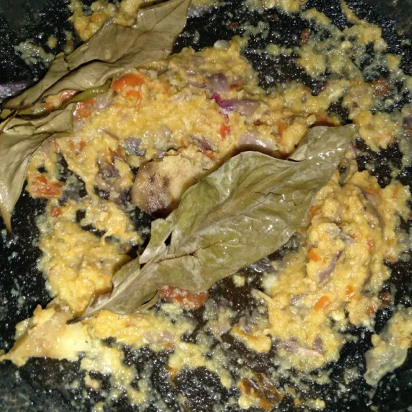 Haluskan bumbu halus dan siapkan bumbu lengkuas dan daun salam.