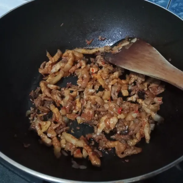 Setelah empuk, air asat, beri garam, kaldu jamur, air asam jawa, kecap manis, gula pasir. Aduk rata, tes rasa.