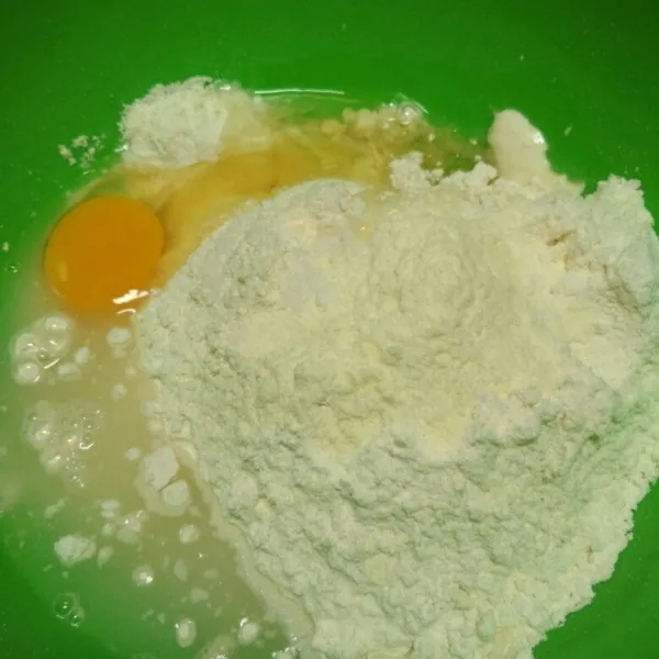 Dalam wadah campur tepung terigu, susu bubuk, garam, minyak sayur, air dan telur ayam aduk hingga kalis