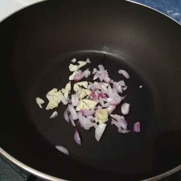 Tumis bawang hingga layu dan harum.