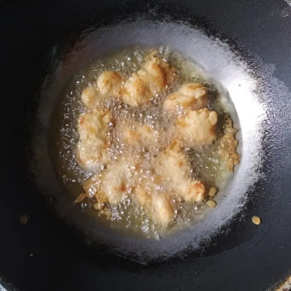 Panaskan minyak, goreng nugget dengan api sedang hingga kecoklatan, angkat dan tiriskan.