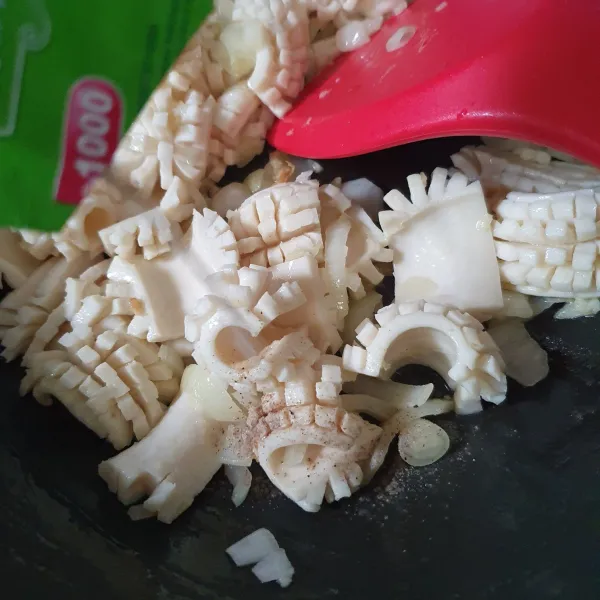 Tambahkan lada bubuk, minyak wijen dan garam, aduk.