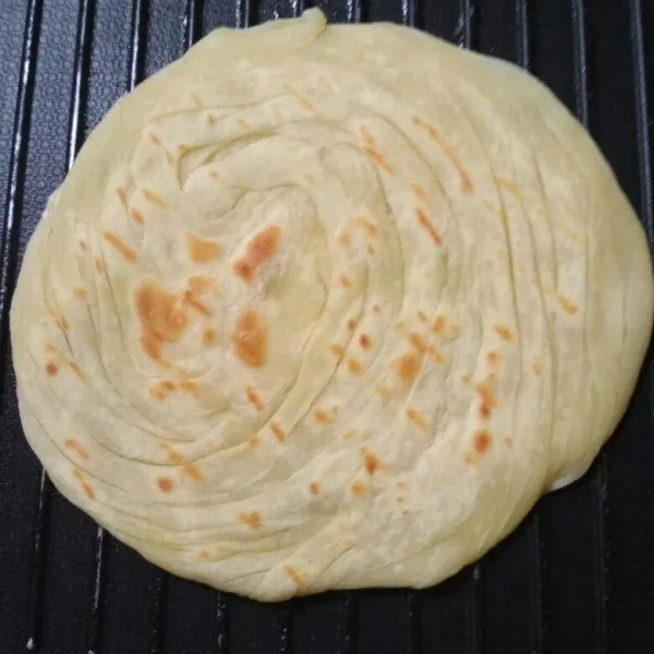 Panaskan teflon beri sedikit margarin masak kedua sisi setelah matang angkat dan beri topping sesuai selera