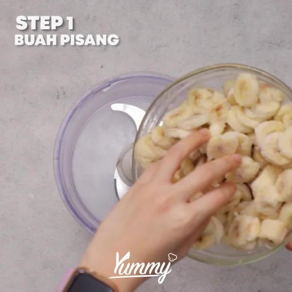 Masukkan buah pisang yang telah dibekukan ke dalam blender.