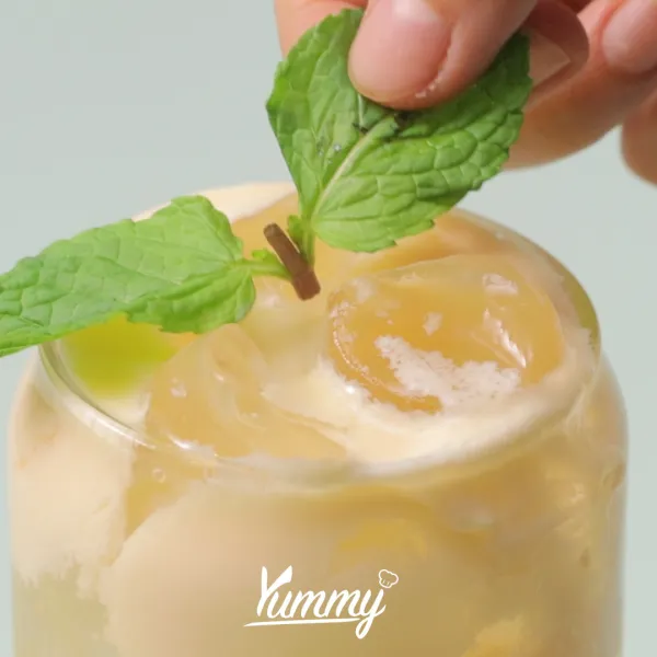 Beri daun mint, sajikan.