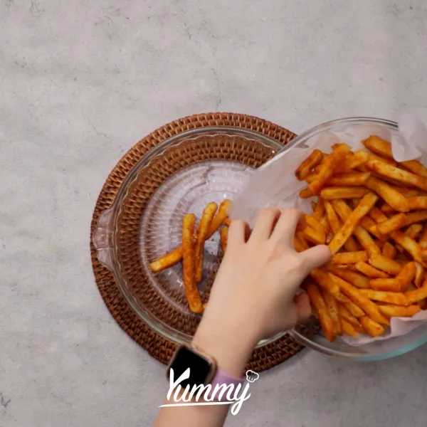 Siapkan wadah tahan panas, masukkan kentang goreng.