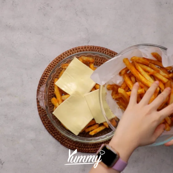 Tambahkan kentang goreng lagi dan saus bolognese.