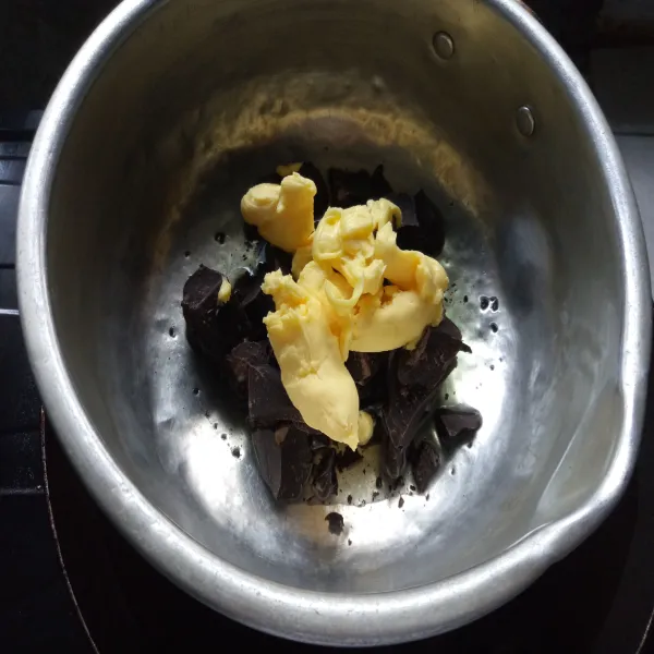 Campur dark chocolate compound, margarin, dan minyak sayur dalam wadah dan lelehkan diatas air panas.