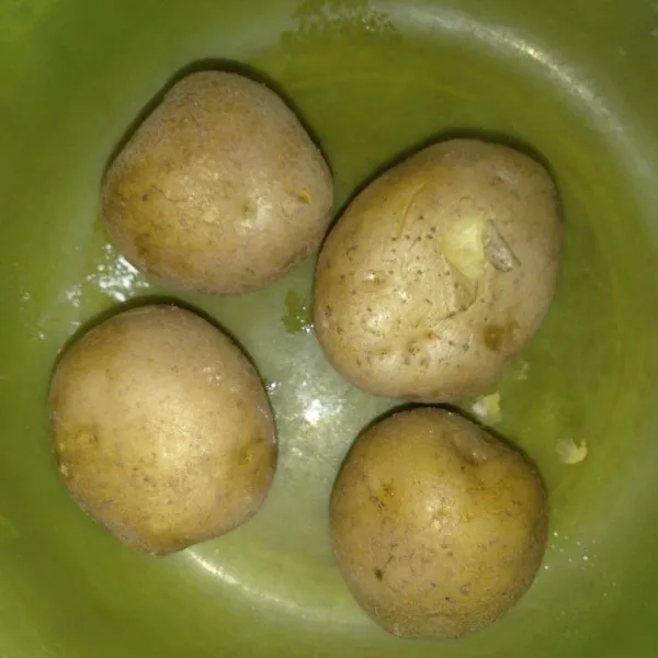 Kukus kentang hingga empuk