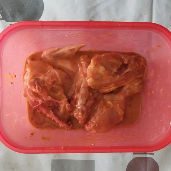 Setelah bumbu tercampur rata, beri minyak wijen dan diamkan selama 15 menit.