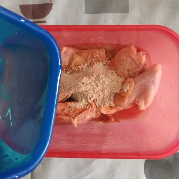 Tambahkan putih telur lalu aduk.