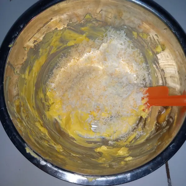 Mixer kuning telur beserta salted butter hingga rata. masukka  keju edam parut aduk rata.