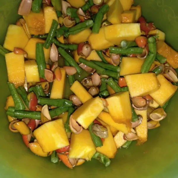 Siapkan bahan sayuran yang sudah dipotong dan dicuci bersih.