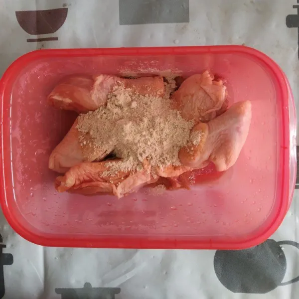 Masukkan tepung terigu, tepung maizena, terasi, dan gula.