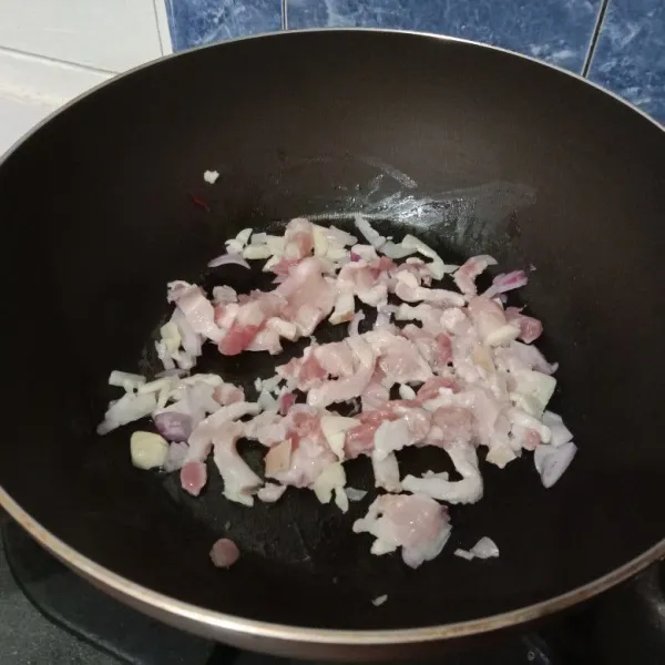 Kemudian masukkan daging. Aduk, hingga daging berubah warna.