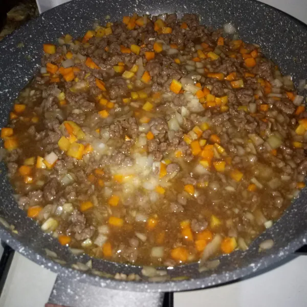 Masukkan wortel, masak hingga matang, lalu beri larutan maizena agar kental. Aduk dan dinginkan.