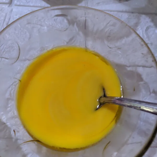 Lelehkan margarin, sisihkan.