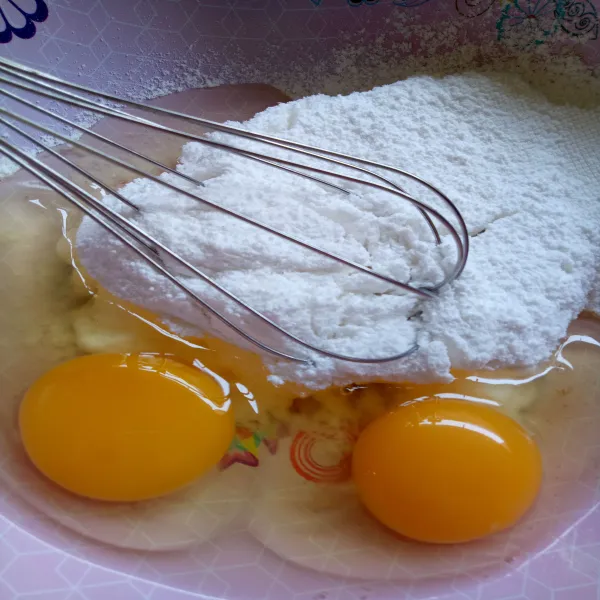 Masukan dalam wadah telur dan gula pasir halus aduk dengan menggunakan wiski hingga gula larut