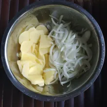 Potong kentang sesuai selera, jangan terlalu tebal, rajang bombay