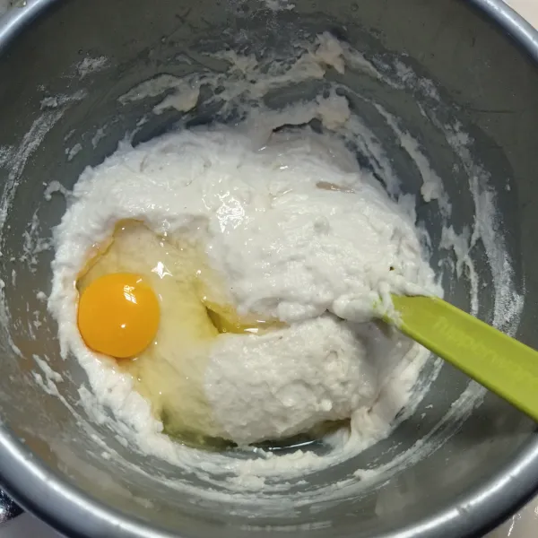 Masukan telur, aduk sampai tercampur rata