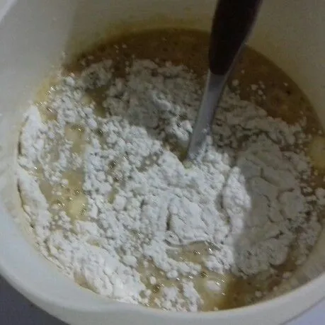 Masukkan tepung yang sudah diayak.