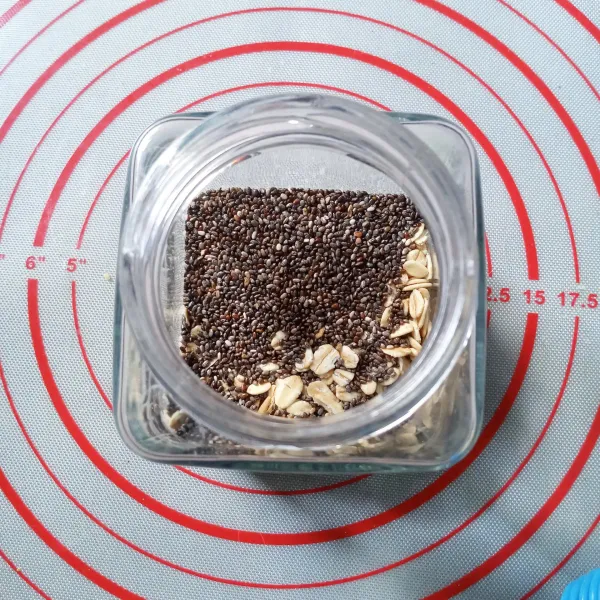 Masukkan rolled oats dan chia seeds ke dalam jar / wadah berpenutup rapat.