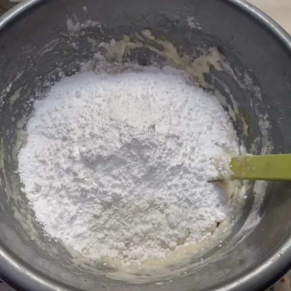 Masukan tepung tapioka, aduk dan uleni sampai kalis