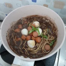 Sesaat sebelum diangkat, tambahkan telur puyuh, sosis dan daun bawang. Aduk rata. Sajikan dengan taburan bawang goreng.