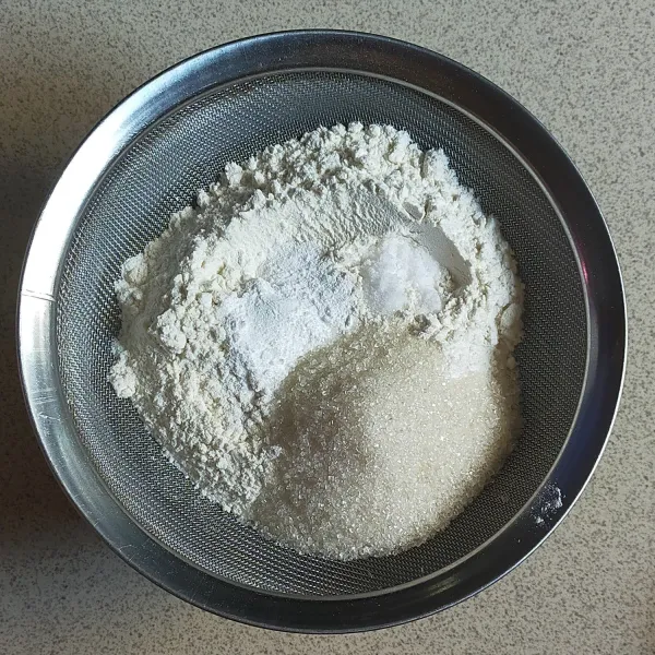 Ayak tepung terigu, baking powder, garam dan gula pasir.
