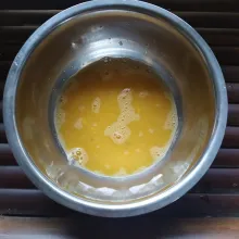 Kocok telur bersama bawang putih yang sudah dihaluskan, beri garam dan merica