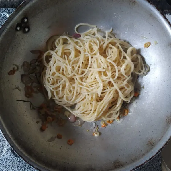 Masukkan spaghetti, aduk rata.