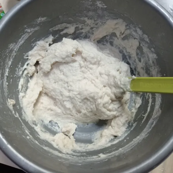 Masukan tepung terigu, bawang putih yang sudah dihaluskan, garam, lada, dan kaldu bubuk aduk rata, lalu tuang air panas aduk rata sampai menjadi seperti bubur, dinginkan