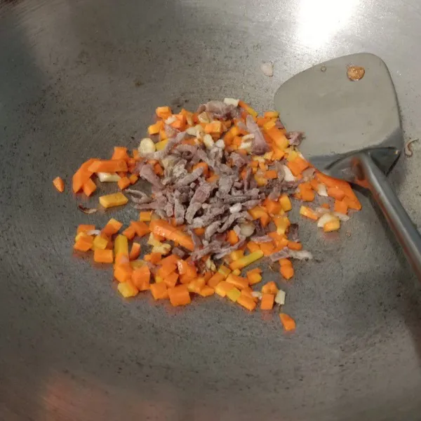 Kemudian masukkan wortel dan irisan daging sei. Aduk hingga layu.
