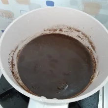 Didihkan air, beri bumbu rawon, garam, dan penyedap rasa. Koreksi rasanya.