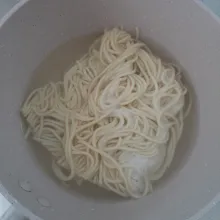 Masak mi setengah matang lalu tiriskan.