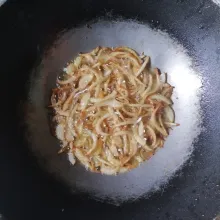 Goreng bawang bombay hingga kecoklatan dan harum, tiriskan