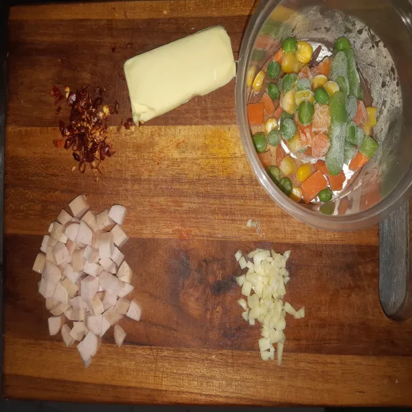 Siapkan butter, chili flakes, mix vegetables frozen, cincang halus bawang putih dan iris sosis berbentuk kotak-kotak kecil.