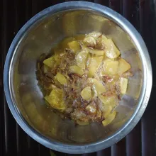 Masukkan kentang dan bawang bombay ke dalam kocokan telur, aduk rata, koreksi rasa