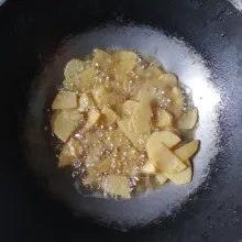 Panaskan minyak, goreng kentang hingga kecoklatan, tiriskan