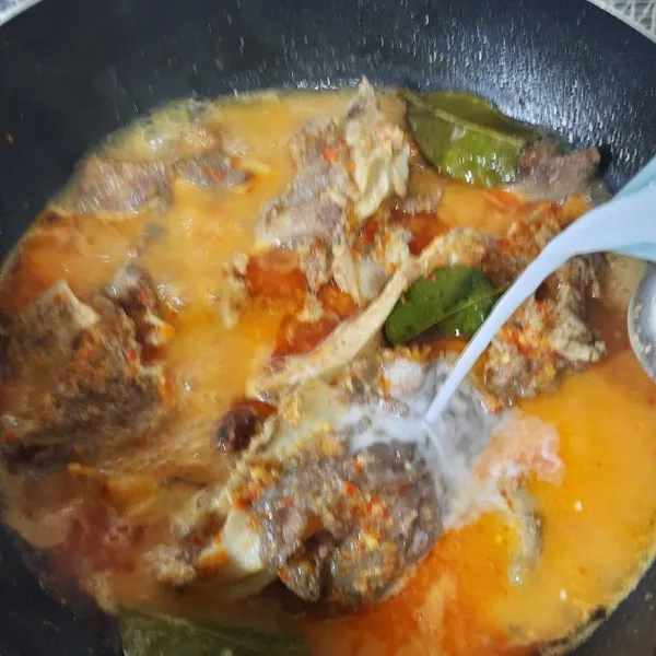Kemudian tambahkan santan masak hingga mendidih sambil sesekali diaduk-aduk