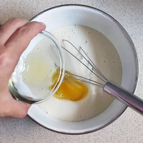 Masukkan telur, aduk hingga tercampur rata, jangan sampai bergerindil.