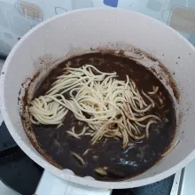 Masukkan mi. Masak sampai hampir matang.