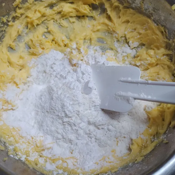 Masukkan tepung tapioka dan tepung terigu, aduk dengan spatula sampai rata