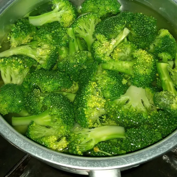 Rebus 500 ml air bersama 1/4 sdt garam sampai mendidih. Masukkan brokoli, rebus sebentar saja, angkat dan masukkan ke air es. Sisihkan sebentar.