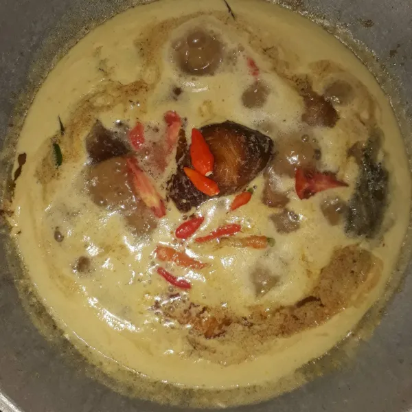 Masukkan tomat dan cabe rawit utuh. Masak hingga matang.