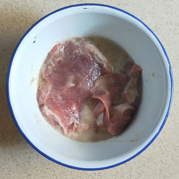 Lumuri daging dengan bumbu perendam, diamkan 1 jam dalam lemari es.