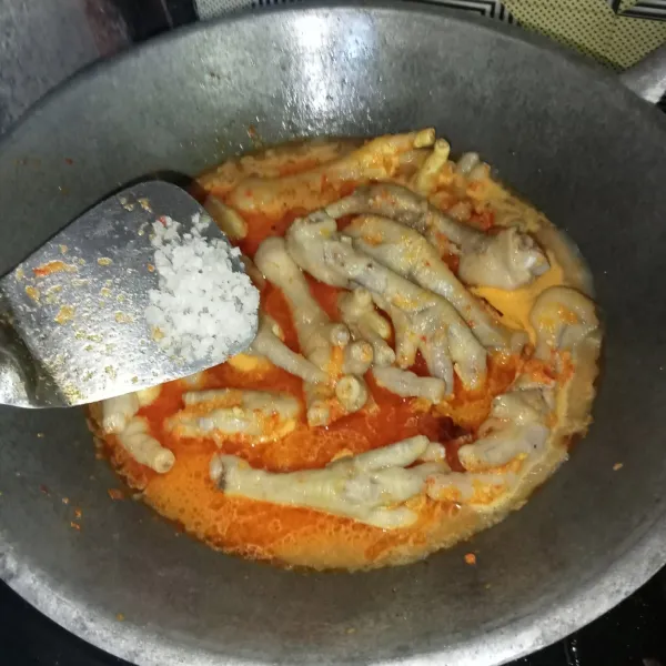 Tambahkan air, garam, air asam jawa, gula pasir dan kaldu jamur.