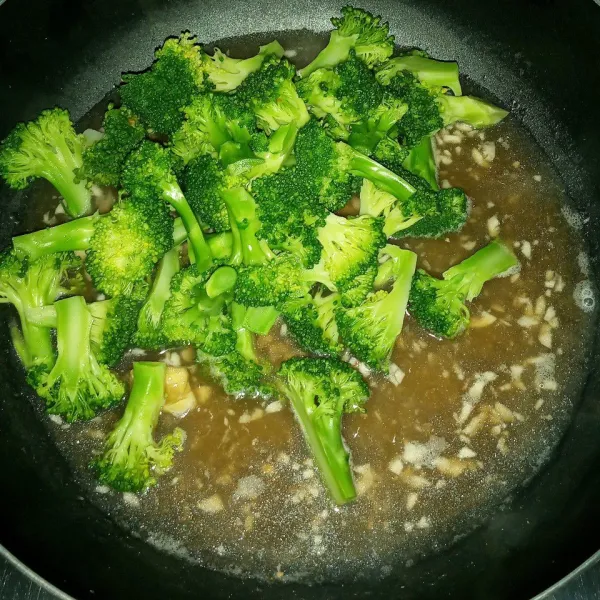 Masukkan brokoli, aduk-aduk dan koreksi rasa. Santap selagi hangat.