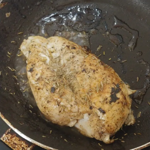 Setelah daging ayam setengah matang, beri taburan thime di atasnya jangan lupa dibalik