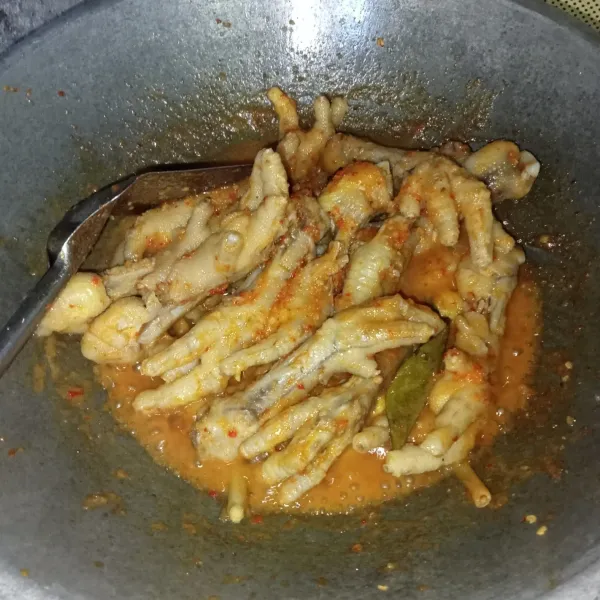 Masak hingga bumbu meresap dan kuah menyusut, icip rasanya dan siap disajikan.